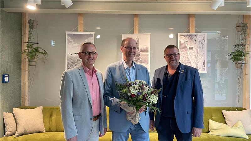Tourismusverband verabschiedet Andreas Memmert als Vorsitzenden Andreas Memmert (Mitte) wird als Vorsitzender aus dem Tourismusverband Nördliches Harzvorland verabschiedet.