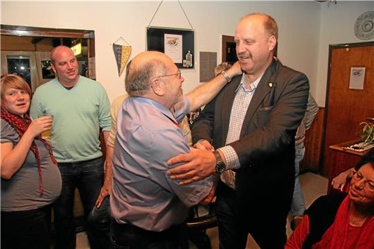 Andreas Memmert (re.) nach der Bürgermeisterwahl 2013: Damals setzt er sich gegen Einzelbewerber Richard Steinhof durch, diesmal steht er als einziger Kandidat auf dem Wahlzettel.  Archivfoto: Kühlewind