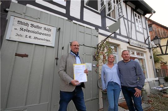 Andreas Memmert überreicht als Vorsitzender des Tourismusverbands Nördliches Harzvorland den Beuchtern Britta und .Mark Busse die Urkunde.