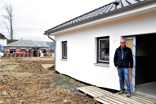 Andreas Mumme will bald in sein neues Fliegerhorst-Haus ziehen. In der Nachbarschaft wird kräftig gebaut.  Foto: Roß