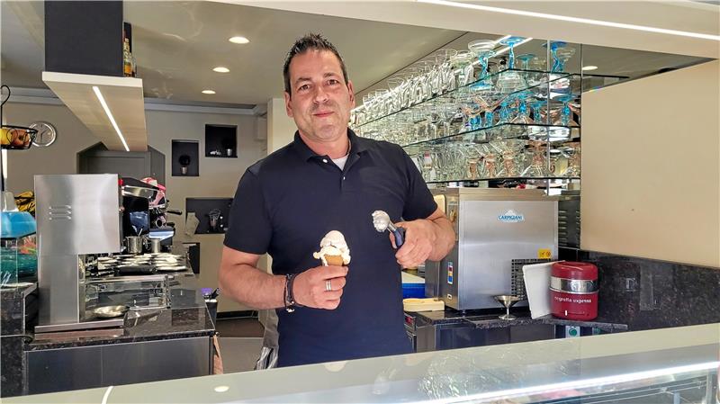 Eisverkäufer Paesani: „Ich bin ein Waldmeisterfreund“ Andreas Paesani verkauft seinen Kunden gerne „Spezialsorten“ wie Buttermilch-Sanddorn. Foto: Skuza