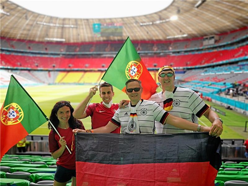 Andreas Peinemann (Mitte) aus Langelsheim und Andreas Vogelsang (re.) aus Wolfshagen sehen das EM-Spiel der deutschen Mannschaft gegen Portugal in München.  Foto: Privat