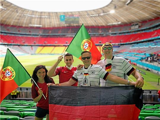 Andreas Peinemann (Mitte) aus Langelsheim und Andreas Vogelsang (re.) aus Wolfshagen sehen das EM-Spiel der deutschen Mannschaft gegen Portugal in München.  Foto: Privat