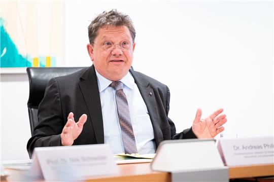 Andreas Philippi (SPD), Gesundheitsminister von Niedersachsen, spricht bei einem Termin.