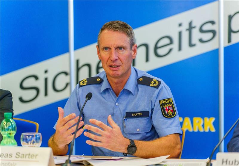 Mädchen missbraucht: Verdächtiger vor Tat eng kontrolliert Andreas Sarter, Polizeivizepräsident am Polizeipräsidium Rheinpfalz, auf der Pressekonferenz: «Uns war bekannt, mit welchem Menschen wir zu tun haben.»