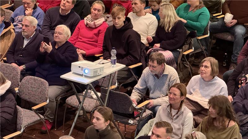 Andreas Schröder vom Bergstadtverein ist der Herr der Technik, er bedient den Beamer. Der Saal ist gut gefüllt.