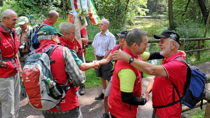 Dieses Event rettete Bad Harzburgs Tourismus Andreas Simon, heute Erster Stadtrat Bad Harzburgs (2.v.r), begrüßt die Wimpelwandergruppe aus Oberstdorf. Das Emblem wird zu Fuß von Austragungsort zu Austragungsort getragen.