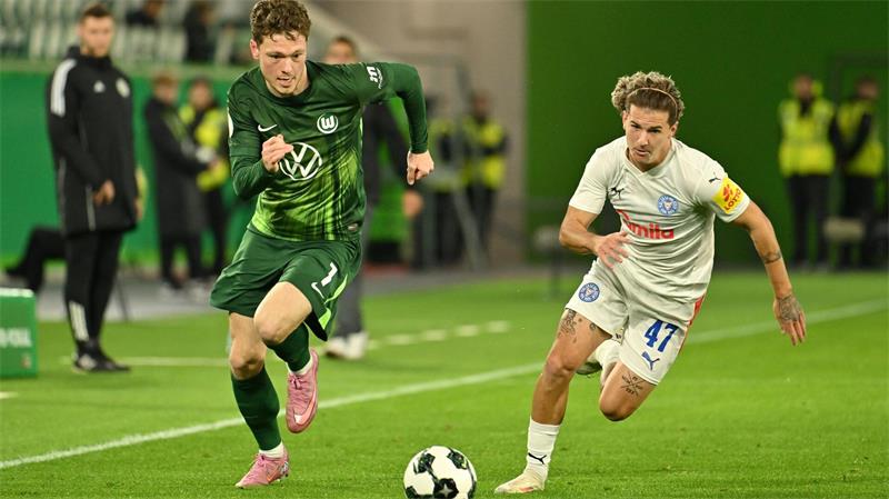 Andreas Skov Olsen (l) vom VfL Wolfsburg wechselt nach Istanbul. (Archivbild)