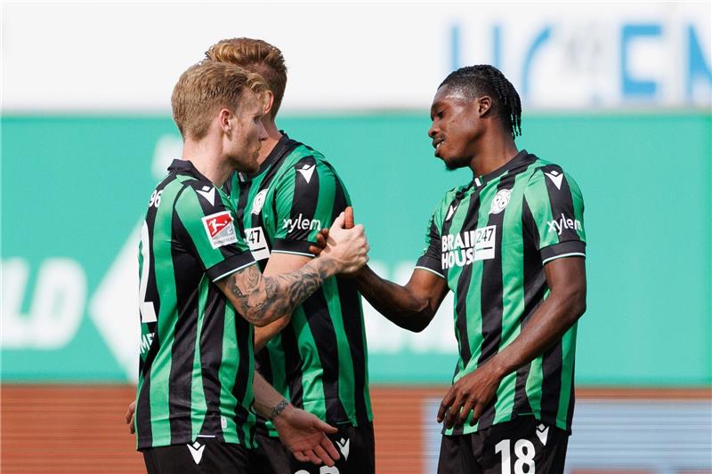 Hannover 96 gewinnt Test gegen Bundesligist Bochum 3:1 Andreas Voglsammer (l-r), Marcel Halstenberg und Derrick Köhn von Hannover 96 jubeln nach dem Abpfiff über ihren Sieg.
