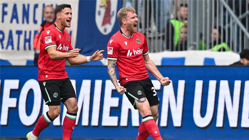 Andreas Voglsammer (r) brachte Hannover mit einem Doppelpack früh in Führung.