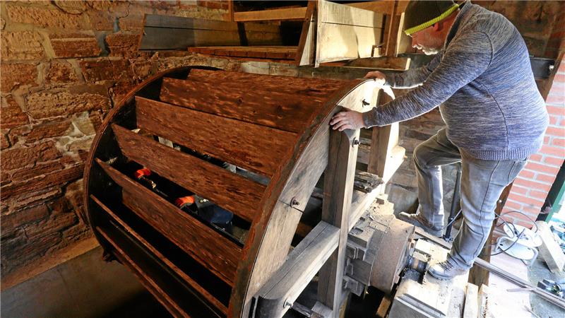 Wie das Wasserrad der Abbenröder Mühle gerettet werden konnte Andreas Weihe begutachtet die Arbeiten am Wasserrad, das einen Durchmesser von zwei Metern hat.