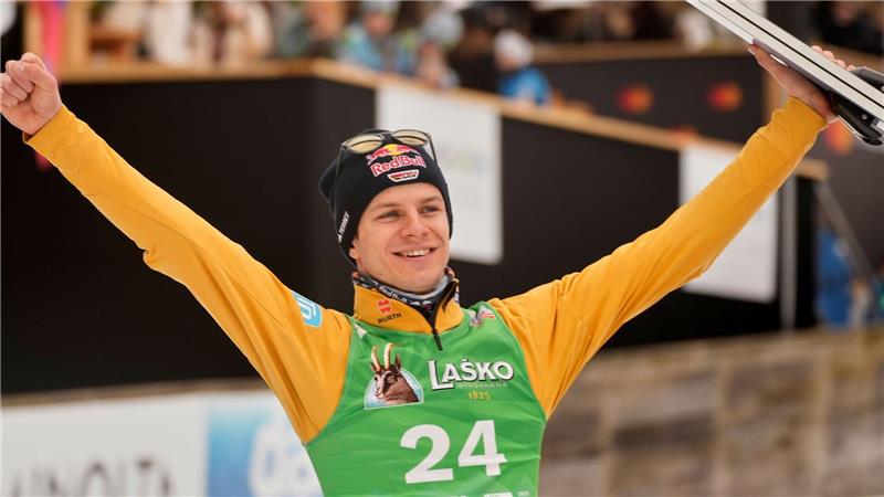 Andreas Wellinger freut sich zum Abschluss über Platz drei.
