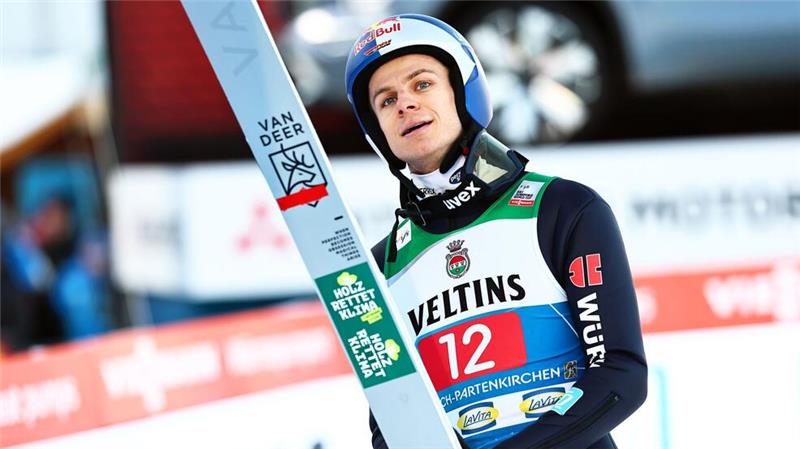 Grau in grau: Skispringer zwischen Trotz und Resignation Andreas Wellinger hat mit dem Tournee-Triumph nichts mehr zu tun.