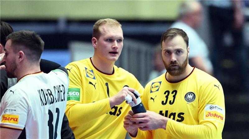 Andreas Wolff (r) hat die Torwart-Diskussion nach dem EM-Hauptrundenspiel gegen Dänemark kritisiert.