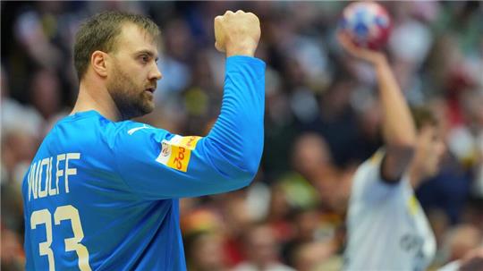 Andreas Wolff strebt mit den deutschen Handballern gegen die Schweiz den zweiten Vorrundensieg bei der WM an.