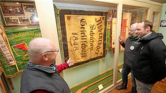 Andreas Würz und Andreas Weihe vom Heimatverein sowie Stefan Otto, Vorsitzender der Abbenröder Schützengesellschaft, (v.li.) freuen sich über die neue Vitrine.