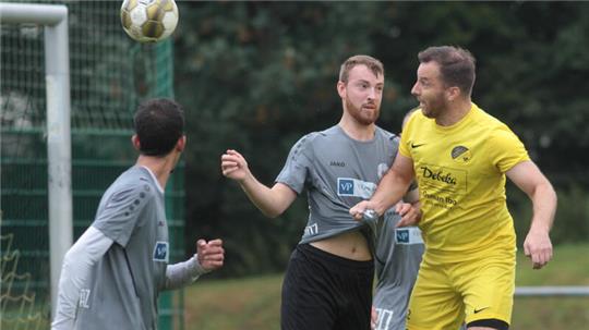 Andreas Zimmer vom SV Rammelsberg greift beim Kopfball nicht ganz regelgerecht gegen den Oberharzer Dominik Sand zu. Am Ende heißt es am Trebnitzer Platz nach einem wilden Schlagabtausch 4:4. Foto: Gietemann