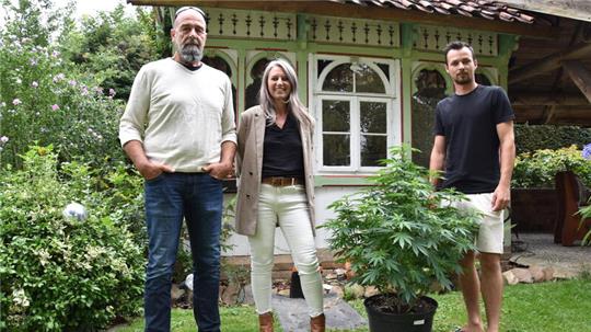 Andreas und Jana Skrzypczak sowie Henrik Haase-Fricke (v. l.) haben im Raum Goslar Social-Clubs ins Leben gerufen, die den legalen Anbau und die Ausgabe von Cannabis organisieren.