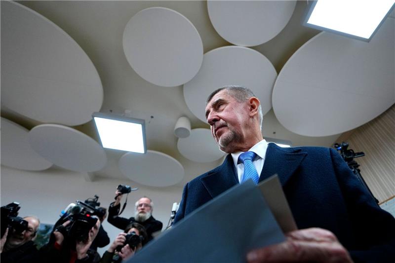Tschechien: Babis und Pavel in Stichwahl ums Präsidentenamt Andrej Babis am Freitag im Wahllokal.