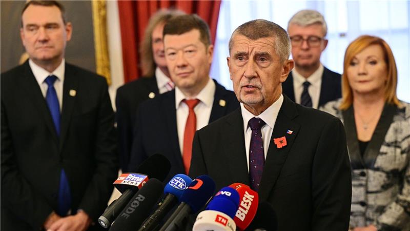 Andrej Babis (vorne), tschechischer Milliardär und Gründer der Partei ANO, hat in Prag einen Koalitionsvertrag mit den Vorsitzenden der ultrarechten Freiheit und direkte Demokratie (SPD) und der Autofahrerpartei Motoristen unterzeichnet.