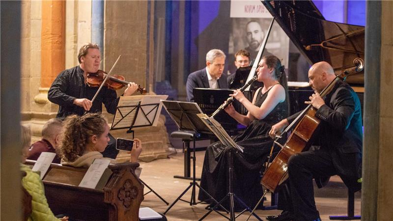 Andrej Bielow (Violine, von links), Gil Garburg (Klavier), Anna Paulová (Klarinette) und Johannes Krebs (Violoncello) spielen Bach und Messiaen in der Goslarer Neuwerkkirche.