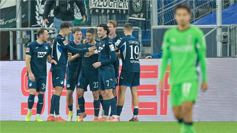 Andrej Kramaric (M) wird von seinen Teamkollegen beglückwünscht.