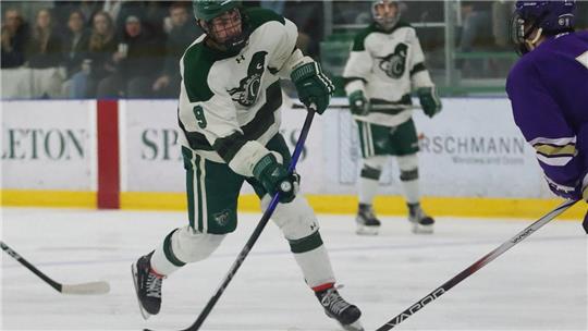 Andrew Stefura, hier im Dress der Castleton University in Vermont, soll bei den Harzer Falken künftig mit der Rückennummer 72 auflaufen. Foto: Privat
