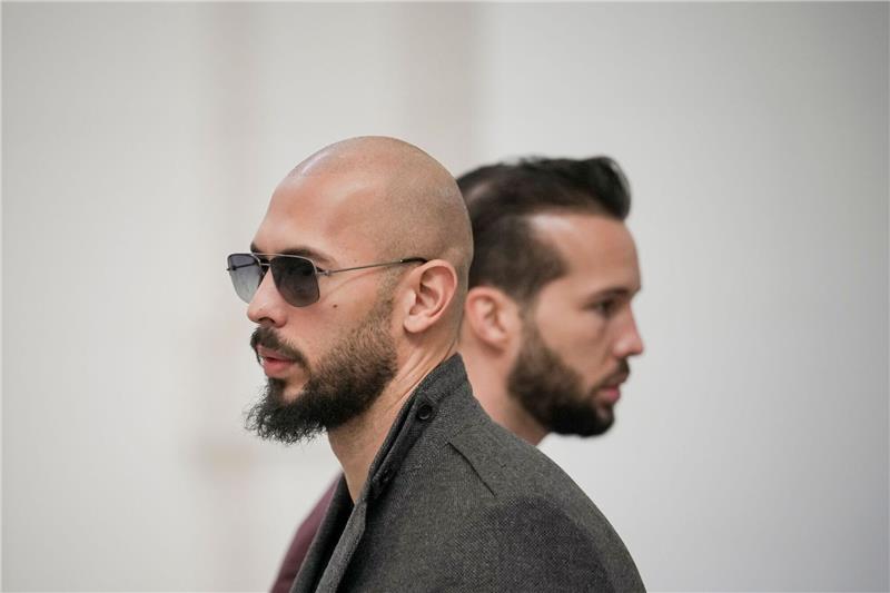 Toxische Männlichkeit: Rumänien kann Tate-Brüder ausliefern Andrew Tate (l) und seinem Bruder Tristan wird vorgeworfen, junge Frauen sexuell ausgebeutet zu haben.