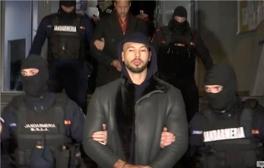 Andrew Tate (m.) bei seiner Festnahme durch die rumänische Polizei Ende Dezember vergangenen Jahres.