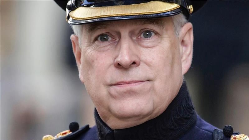 Andrew verliert auch seinen letzten militärischen Titel. 