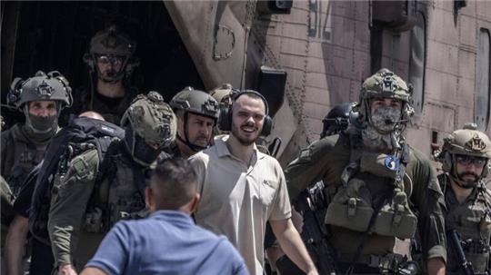 Andrey Kozlov (M), eine der vier israelischen Geiseln, die am 7. Oktober von der Hamas auf dem Nova-Musikfestival entführt wurden, kommt mit einem Hubschrauber im Sheba Medical Center an.