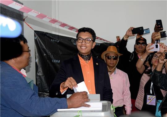 Andry Rajoelina vergangene Woche während seiner Stimmabgabe in einem Wahllokal ab.