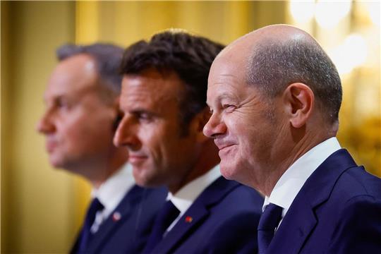 Andrzej Duda (l-r), Emmanuel Macron und Olaf Scholz nehmen an einer gemeinsamen Pressekonferenz im Élysée-Palast teil.
