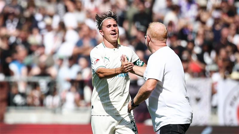 SpVgg Greuther Fürth trotzt FC St. Pauli Remis ab Anerkennung von Trainer Heiko Vogel (r): Der Fürther Felix Klaus nach seinem Ausgleichstor.