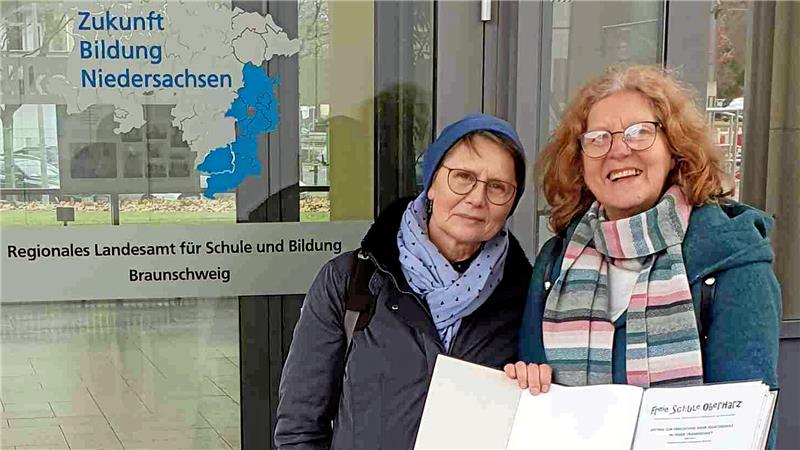 Anfang 2024 bringen Martina Michel (l.) und Cornelia Knust den 200-seitigen Gründungsantrag zur Behörde nach Braunschweig.