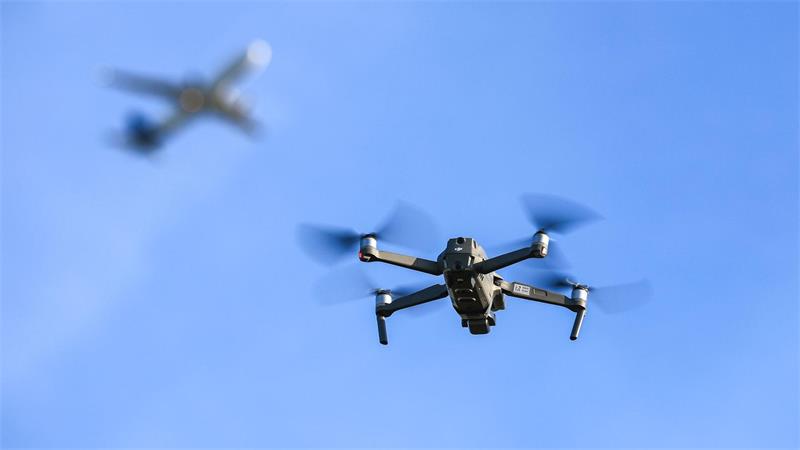 Dobrindt: Müssen jeden Tag mit Anschlagsszenario rechnen Anfang August kam es am Flughafen Leipzig/Halle zu einem gescheiterten Drohnenangriff. (Symbolbild)