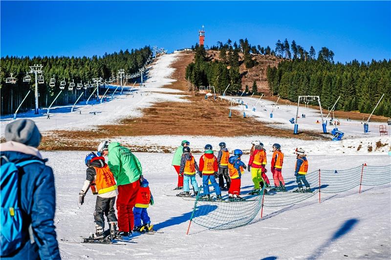 Anfang Januar am Wurmberg: Sie Skibedingungen sind alles andere als ideal. Der Winter kommt bislang nicht richtig in Schwung. Kein Wunder, dass in Zeiten des Klimawandels die Pläne für ein Skigebiet am benachbarten Winterberg in Schierke seit einiger Zeit auf Eis liegen.  Foto: Brabanski