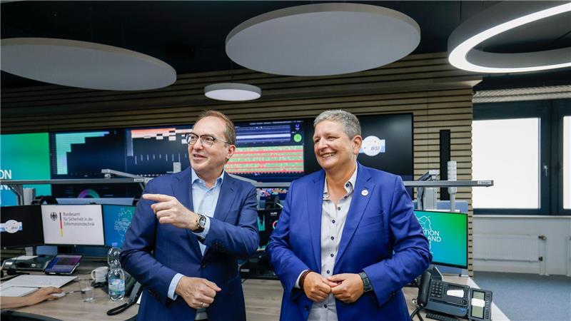 Digitale Souveränität für Deutschland vorerst unerreichbar Anfang Juli hat Bundesinnenminister Alexander Dobrindt (CSU) das IT-Lagezentrum des BSI besucht. (Archivbild)