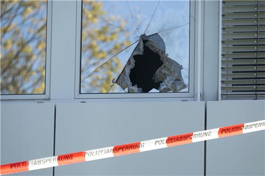 Anfang November dieses Jahres wurde eine Fensterscheibe einer geplanten Flüchtlingsunterkunft in Bautzen zerstört.