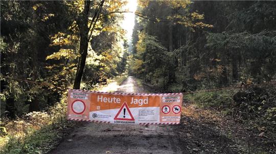 Anfang November startet die Jagdsaison im Bereich Braunlage, und die Wanderwege werden mit Bannern abgesperrt. Archivfoto: Eggers
