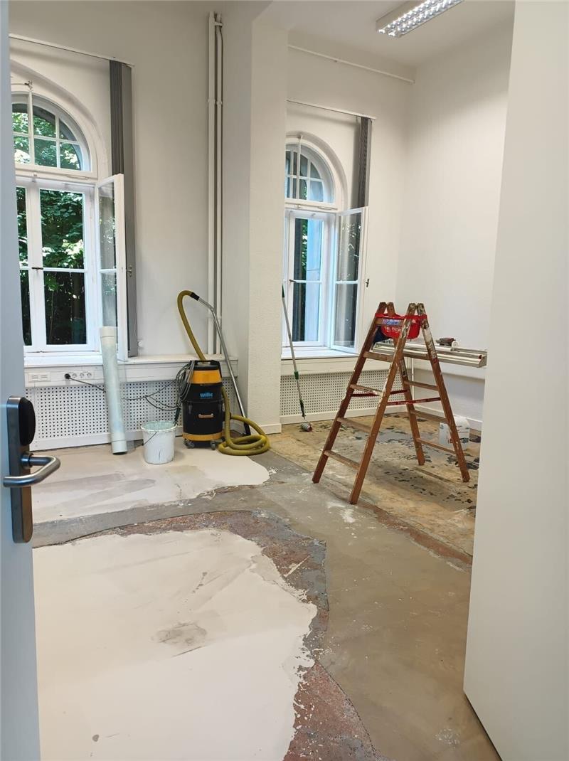 Dr. Fontheim GmbH eröffnet neue Tagesstätte in Goslar Anfang September bezog die Tagesstätte das Gebäude: In kurzer Zeit wurde alles eingerichtet. Jetzt ist dieses Zimmer ein Hobbyraum – mit Kicker, Werkbank und Dartscheibe.