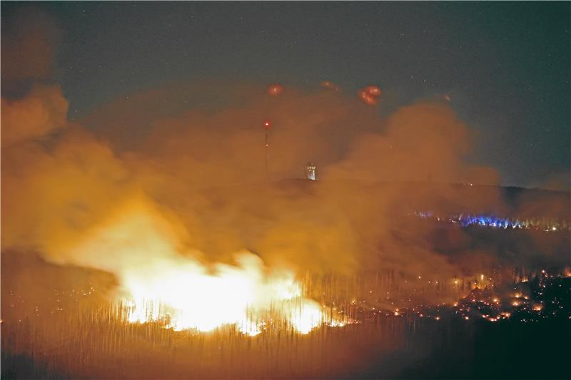 Kritik an Forstminister Schulze wegen Totholz-Gutachten Anfang September lodern am frühen Morgen Flammen am Brocken. Unterhalb des Gipfels des Berges war am Vortag ein Waldbrand ausgebrochen. Seither wird über Brandschutz, Totholz und Brandschneisen im Nationalpark diskutiert. Foto: Bein