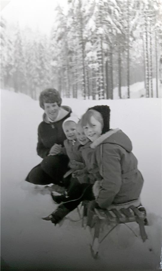Anfang der 1970er in Bad Grund: Karin Rockensteiner (2. von rechts) mit ihrer Mutter Anneliese, ihrem Bruder Thomas und ihrer Schwester Heike (rechts). Foto: Privat