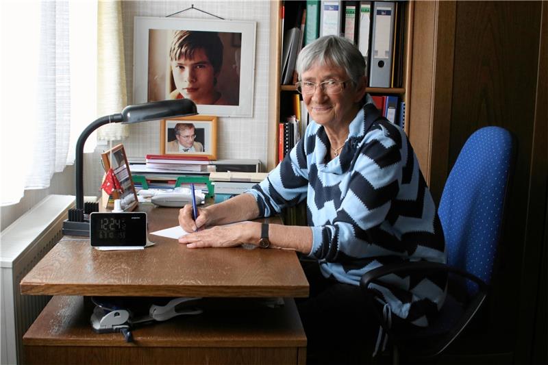 Anfang der 1980er erhielt Inge Schuster einen Lehrauftrag an der TU Clausthal. Auch an der Volkshochschule Goslar unterrichtete sie und hilft noch heute manchmal aus. An ihrem Schreibtisch bereitet die Lehrerin für Deutsch als Fremdsprache sich vor.  Fotos: Franke