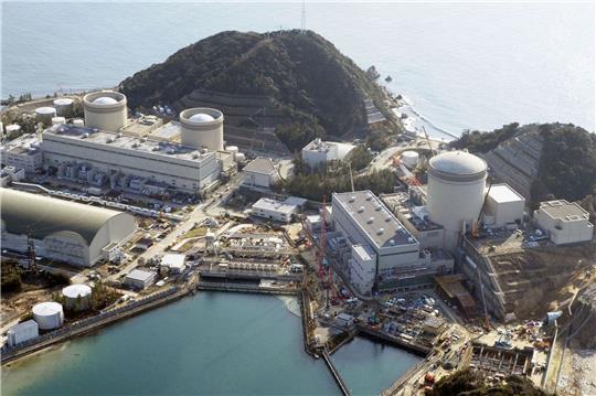 Anfang der Woche hatte ein Gericht die Forderung von Anwohnern des AKW Mihama zurückgewiesen, den dortigen mit mehr als 40 Jahren ältesten laufenden Reaktor wegen Sicherheitsbedenken abzuschalten.