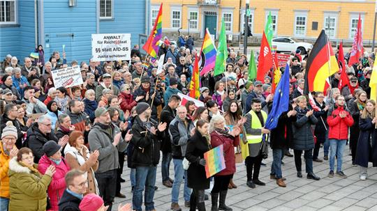 Anfang des Jahres demonstrieren etliche Menschen an der Marktkirche gegen Rechtsextremismus. Nun soll die Demonstration gegen jeden Radikalismus dort stattfinden.