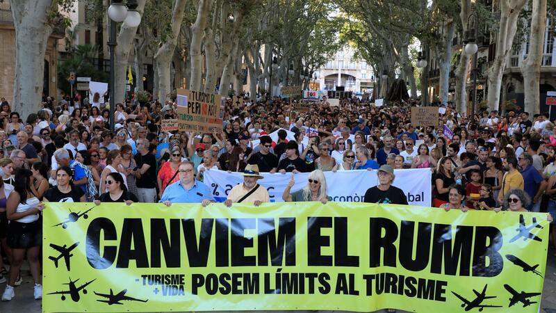 Anfang des Monats demonstrierten mehr als 20.000 Menschen gegen den Massentourismus auf Mallorca. Sie klagen vor allem über unbezahlbar teuren Wohnraum. (Archivbild)