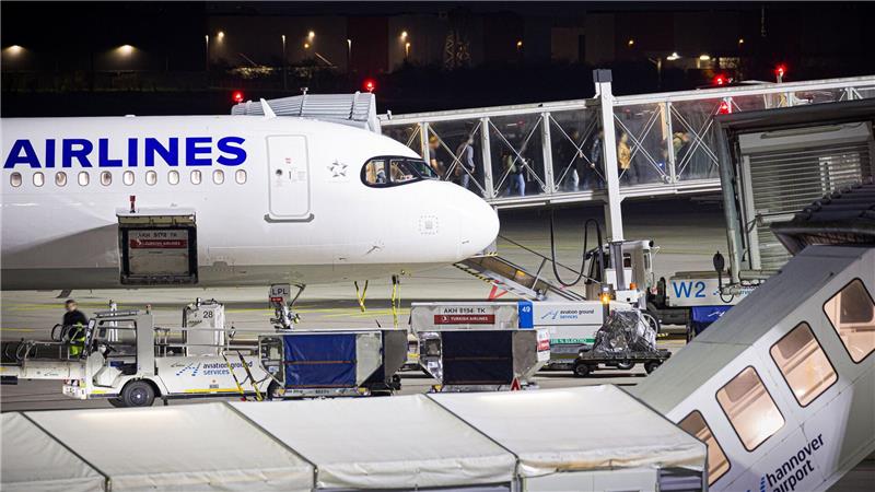 Anfangs buchte die schwarz-rote Bundesregierung nur Plätze auf Linienflügen für die Afghaninnen und Afghanen. Inzwischen werden auch Charterflugzeuge eingesetzt. (Archivfoto)