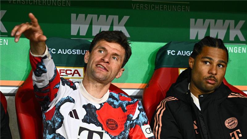 Anfangs wieder auf der Bank: Thomas Müller (l).