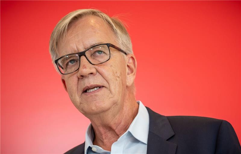 Bartsch sieht Oppositionsarbeit der Linken gefährdet Anfragen im Bundestag sind nach Dietmar Bartschs Worten «eines der wirksamsten Mittel der Oppositionsarbeit».